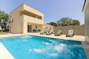 Villa Sunshine with private Hydromassage Pool near Pula